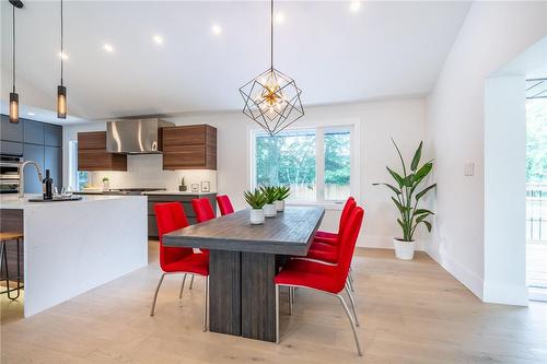 675 Scenic Drive, Hamilton, ON - Indoor Photo Showing Dining Room