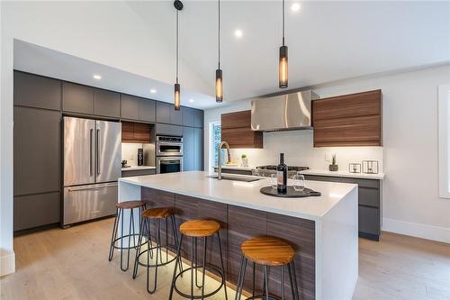 675 Scenic Drive, Hamilton, ON - Indoor Photo Showing Kitchen With Upgraded Kitchen