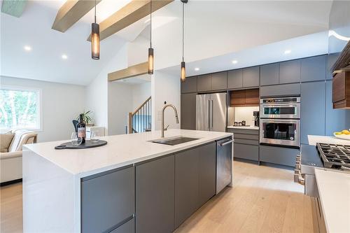 675 Scenic Drive, Hamilton, ON - Indoor Photo Showing Kitchen With Upgraded Kitchen