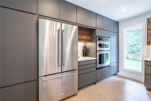 675 Scenic Drive, Hamilton, ON - Indoor Photo Showing Kitchen