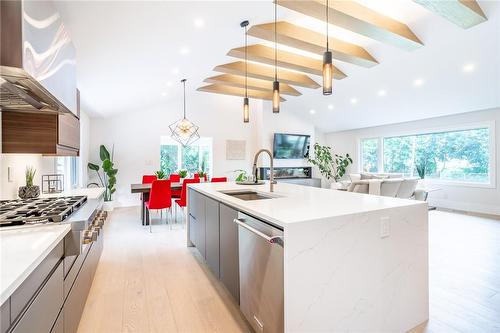 675 Scenic Drive, Hamilton, ON - Indoor Photo Showing Kitchen With Upgraded Kitchen