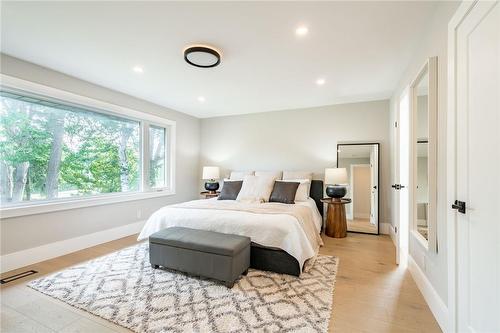 675 Scenic Drive, Hamilton, ON - Indoor Photo Showing Bedroom