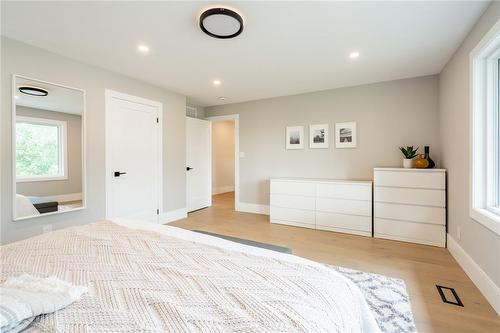 675 Scenic Drive, Hamilton, ON - Indoor Photo Showing Bedroom