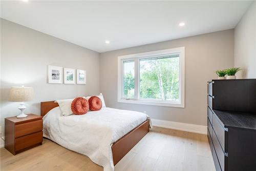 675 Scenic Drive, Hamilton, ON - Indoor Photo Showing Bedroom