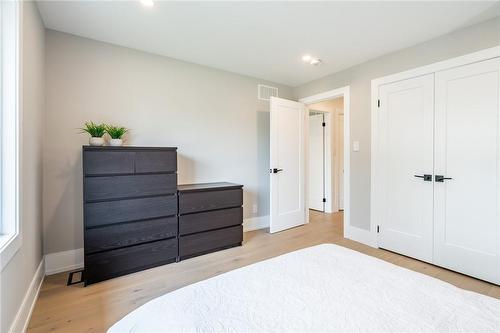 675 Scenic Drive, Hamilton, ON - Indoor Photo Showing Bedroom