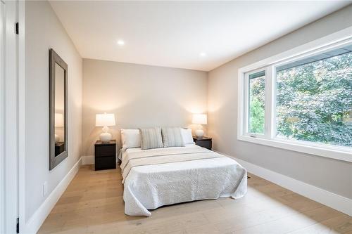 675 Scenic Drive, Hamilton, ON - Indoor Photo Showing Bedroom