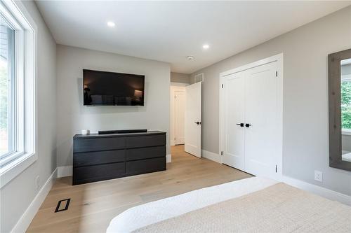 675 Scenic Drive, Hamilton, ON - Indoor Photo Showing Other Room