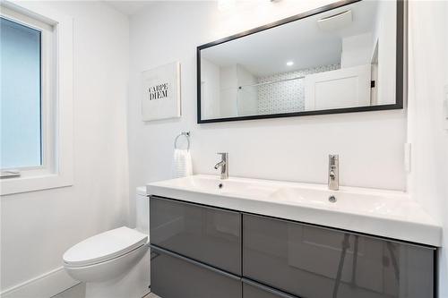 675 Scenic Drive, Hamilton, ON - Indoor Photo Showing Bathroom