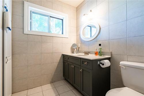 109 Gladstone Avenue, Hamilton, ON - Indoor Photo Showing Bathroom