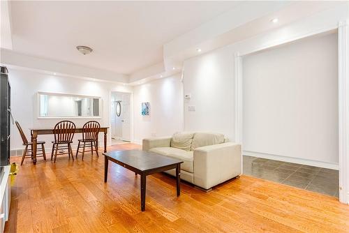 109 Gladstone Avenue, Hamilton, ON - Indoor Photo Showing Living Room