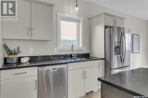 340 Leskiw Bend, Saskatoon, SK - Indoor Photo Showing Kitchen With Double Sink