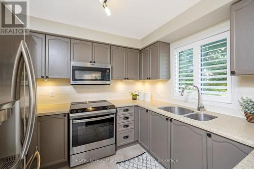 110 Pentland Road, Hamilton (Waterdown), ON - Indoor Photo Showing Kitchen With Double Sink With Upgraded Kitchen