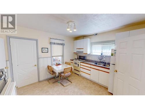 38 12Th  S Avenue, Cranbrook, BC - Indoor Photo Showing Kitchen