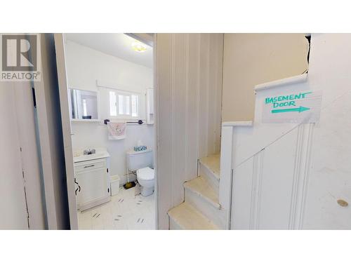 38 12Th  S Avenue, Cranbrook, BC - Indoor Photo Showing Bathroom