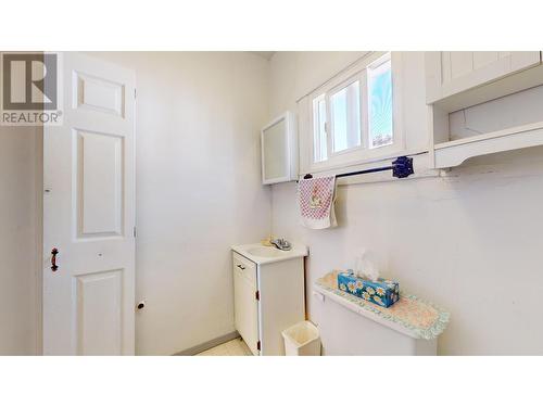 38 12Th  S Avenue, Cranbrook, BC - Indoor Photo Showing Laundry Room