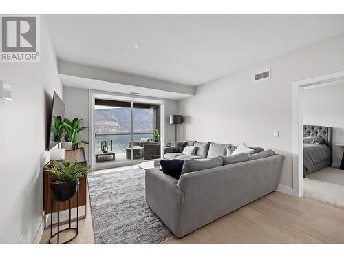 3475 Granite Close Unit# 408, Kelowna, BC - Indoor Photo Showing Living Room