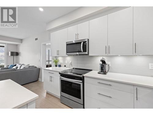 3475 Granite Close Unit# 408, Kelowna, BC - Indoor Photo Showing Kitchen