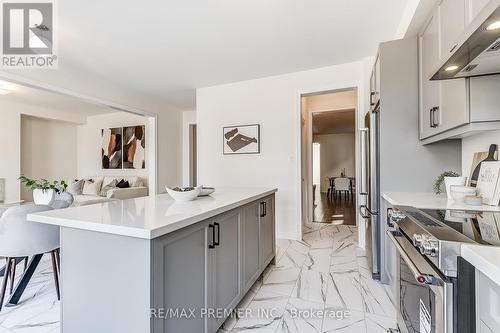 6 Sambro Lane, Whitchurch-Stouffville, ON - Indoor Photo Showing Kitchen With Upgraded Kitchen