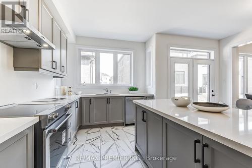 6 Sambro Lane, Whitchurch-Stouffville, ON - Indoor Photo Showing Kitchen With Upgraded Kitchen