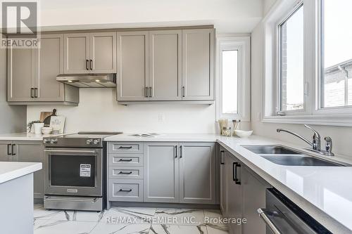 6 Sambro Lane, Whitchurch-Stouffville, ON - Indoor Photo Showing Kitchen With Double Sink With Upgraded Kitchen