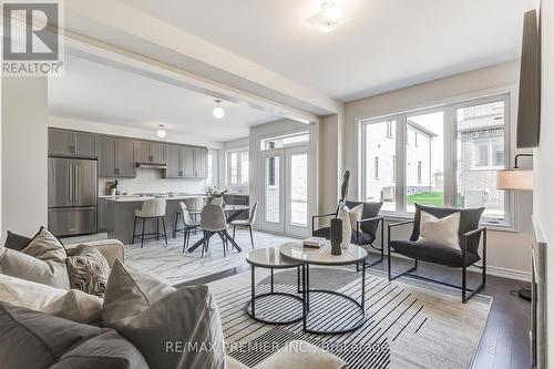 6 Sambro Lane, Whitchurch-Stouffville, ON - Indoor Photo Showing Living Room