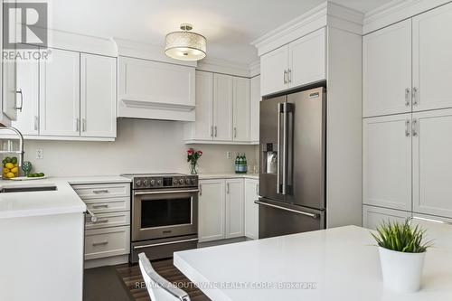 2278 Grand Oak Trail, Oakville (West Oak Trails), ON - Indoor Photo Showing Kitchen