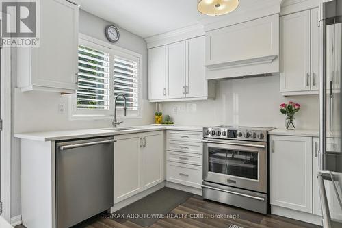 2278 Grand Oak Trail, Oakville (West Oak Trails), ON - Indoor Photo Showing Kitchen With Upgraded Kitchen