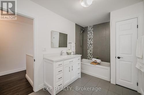 150 West 25Th Street, Hamilton (Westcliffe), ON - Indoor Photo Showing Bathroom