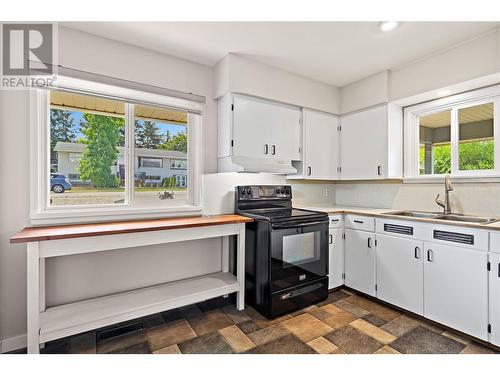 3181 8 Avenue Ne, Salmon Arm, BC - Indoor Photo Showing Kitchen With Double Sink