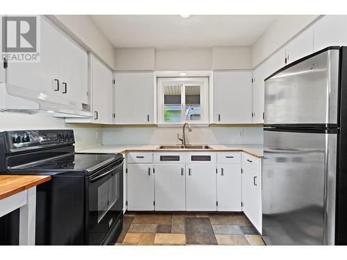 3181 8 Avenue Ne, Salmon Arm, BC - Indoor Photo Showing Kitchen With Double Sink