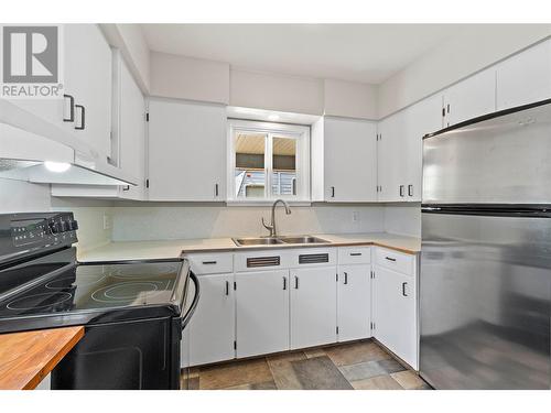 3181 8 Avenue Ne, Salmon Arm, BC - Indoor Photo Showing Kitchen With Double Sink