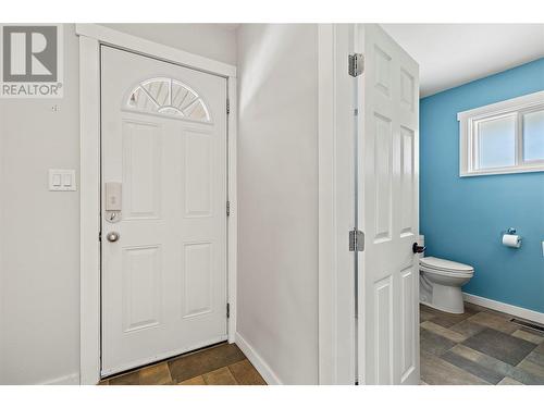 3181 8 Avenue Ne, Salmon Arm, BC - Indoor Photo Showing Bathroom