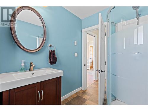 3181 8 Avenue Ne, Salmon Arm, BC - Indoor Photo Showing Bathroom