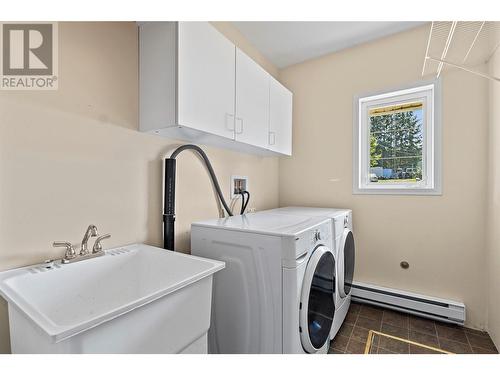 3181 8 Avenue Ne, Salmon Arm, BC - Indoor Photo Showing Laundry Room