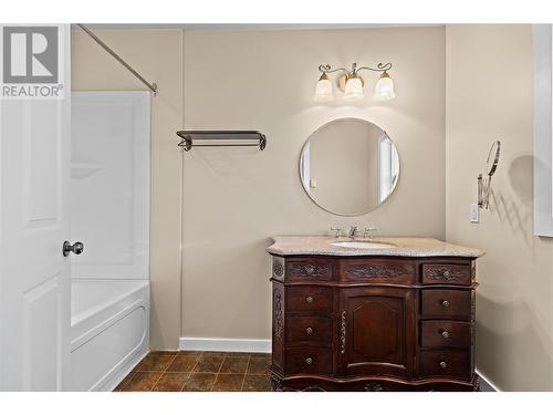 3181 8 Avenue Ne, Salmon Arm, BC - Indoor Photo Showing Bathroom