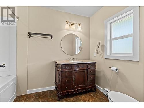 3181 8 Avenue Ne, Salmon Arm, BC - Indoor Photo Showing Bathroom