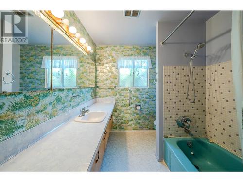 102 Derenzy Place, Penticton, BC - Indoor Photo Showing Bathroom