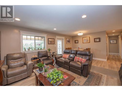 1746 Grandview Avenue, Lumby, BC - Indoor Photo Showing Living Room