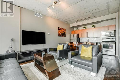 180 York Street Unit#401, Ottawa, ON - Indoor Photo Showing Living Room