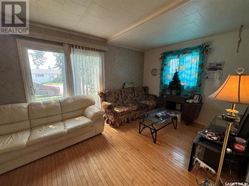 311 7Th Avenue E, Biggar, SK - Indoor Photo Showing Living Room