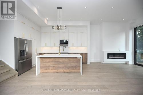 17A Pine Avenue N, Mississauga, ON - Indoor Photo Showing Kitchen