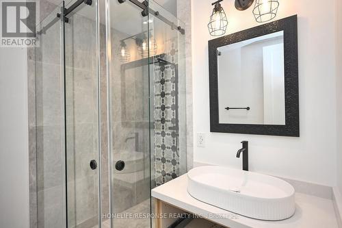 17A Pine Avenue N, Mississauga, ON - Indoor Photo Showing Bathroom