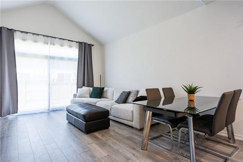 39 Cosmopolitan Common, St. Catharines, ON - Indoor Photo Showing Living Room