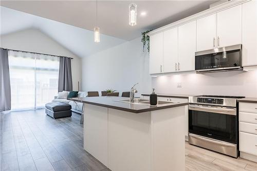 39 Cosmopolitan Common, St. Catharines, ON - Indoor Photo Showing Kitchen