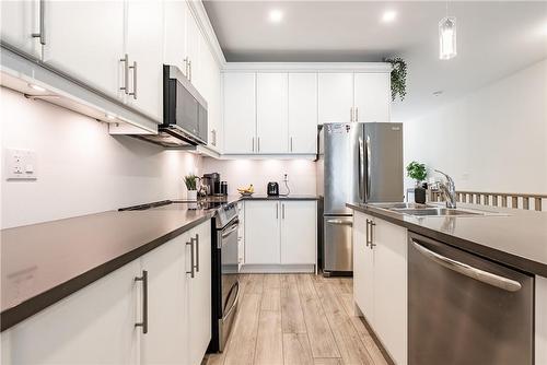 39 Cosmopolitan Common, St. Catharines, ON - Indoor Photo Showing Kitchen With Double Sink With Upgraded Kitchen