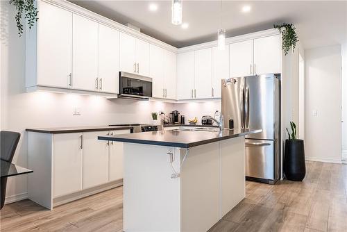 39 Cosmopolitan Common, St. Catharines, ON - Indoor Photo Showing Kitchen With Upgraded Kitchen