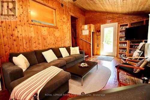 82 Mcivor Drive, Northern Bruce Peninsula, ON - Indoor Photo Showing Living Room