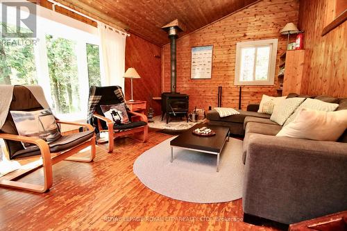 82 Mcivor Drive, Northern Bruce Peninsula, ON - Indoor Photo Showing Living Room