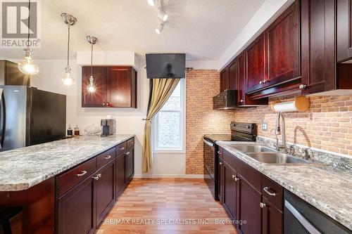 204 Country Club Drive, Guelph (Waverley), ON - Indoor Photo Showing Kitchen With Double Sink