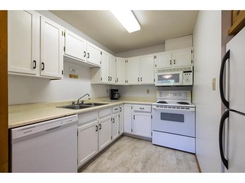 213 - 5369 Fernie Ski Hill Road, Fernie, BC - Indoor Photo Showing Kitchen With Double Sink